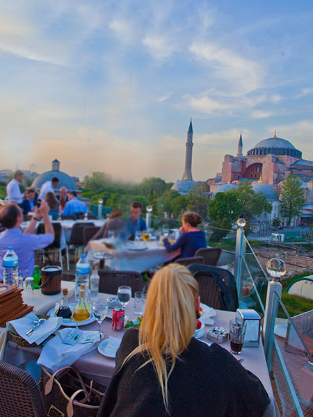 白天露台与城市风景